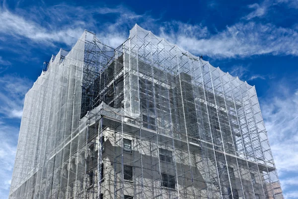 Scaffolding on a house — Stock Photo, Image