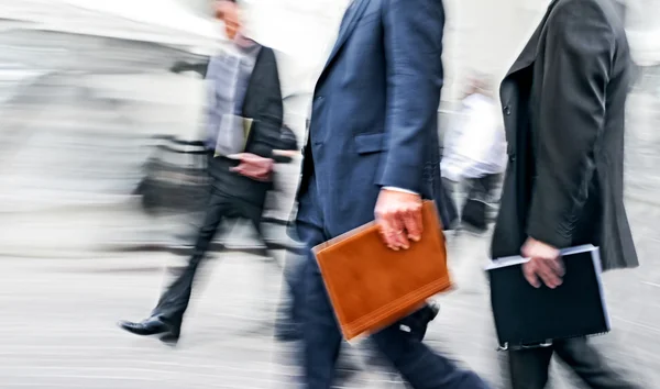 Grupo de empresarios en la calle — Foto de Stock