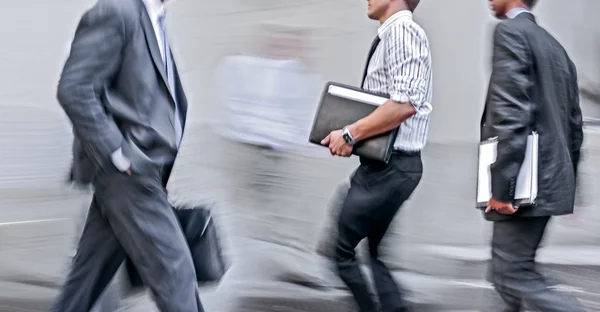 Grupo de empresarios en la calle — Foto de Stock