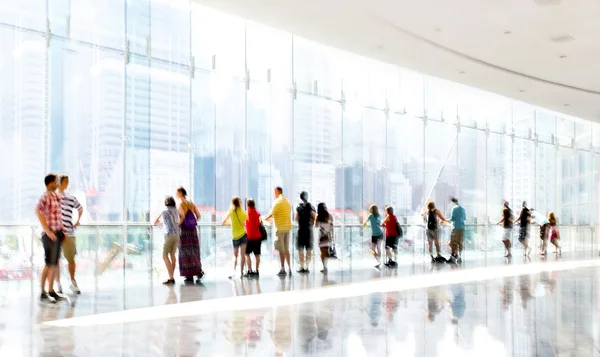 Groupe de personnes dans le lobby centre d'affaires — Photo