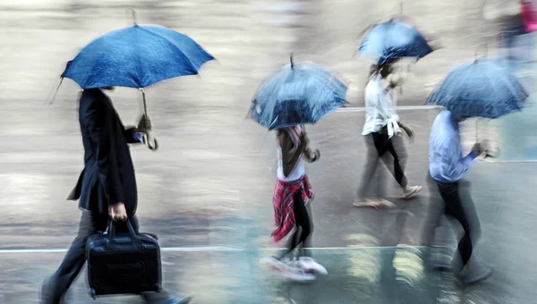 Dia chuvoso na cidade em borrão de movimento — Fotografia de Stock