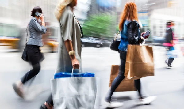 Besuchen Sie die Geschäfte in der Stadt — Stockfoto