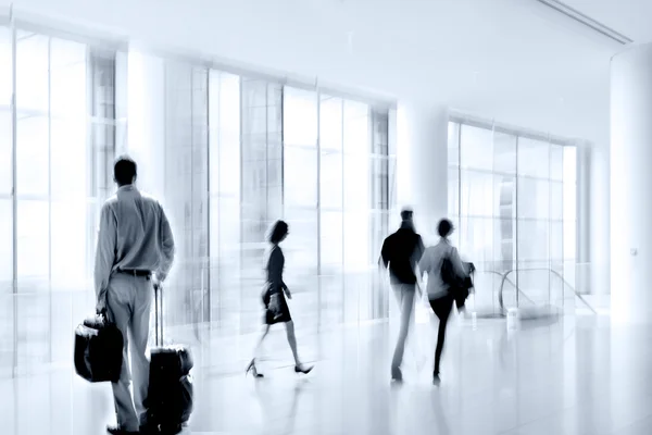 Grupo de personas en el vestíbulo centro de negocios y tonalidad azul — Foto de Stock