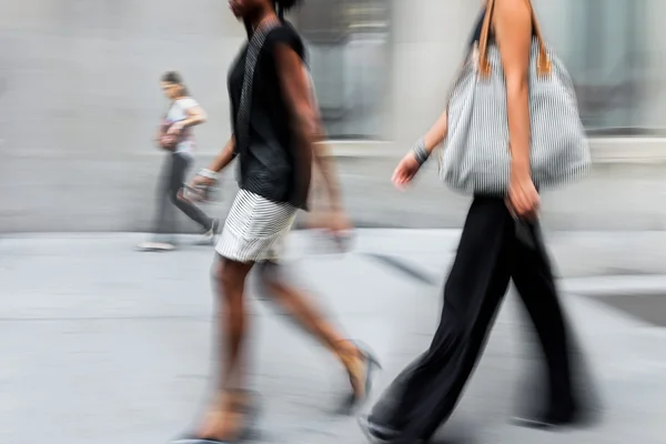 Besuchen Sie die Geschäfte in der Stadt — Stockfoto