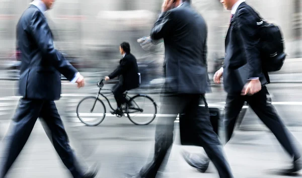 Gruppe von Geschäftsleuten auf der Straße — Stockfoto