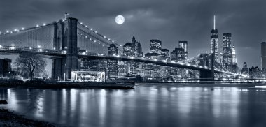 Gece Panoraması New York şehrinin gökyüzündeki moon ile