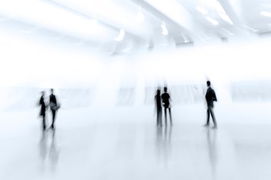 Mavi Tonalite Sanat Galerisi Center'da insanlarda
