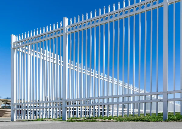 Белый металлический забор — стоковое фото