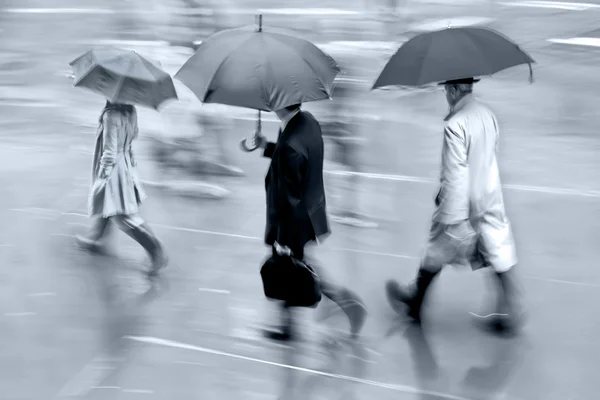 Regenachtige dag bewegingsonscherpte in blauwe tonaliteit — Stockfoto