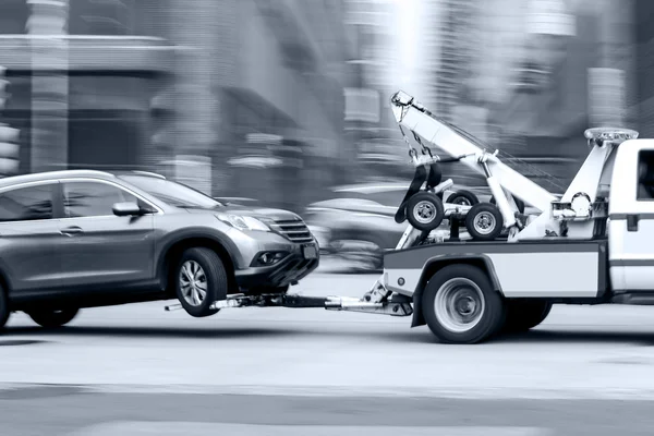 Φορτηγό ρυμούλκησης παραδίδει το κατεστραμμένο όχημα — Φωτογραφία Αρχείου