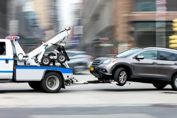 Bärgningsbil levererar skadade fordonet — Stockfoto