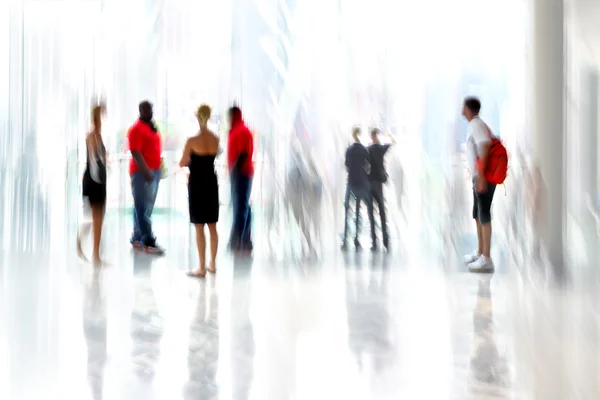 Grupo de personas en el centro de negocios vestíbulo — Foto de Stock