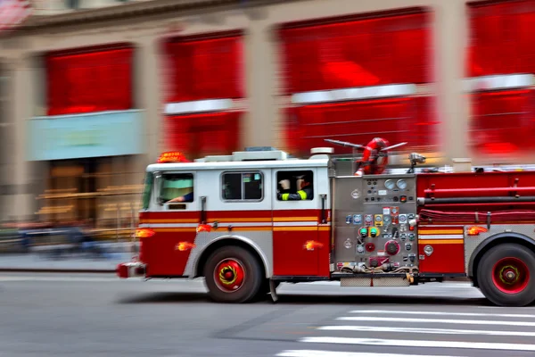 Bomberos y bomberos brigada en la ciudad — Foto de Stock