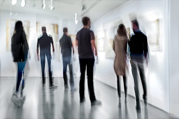 Gente en el centro de la galería de arte — Foto de Stock