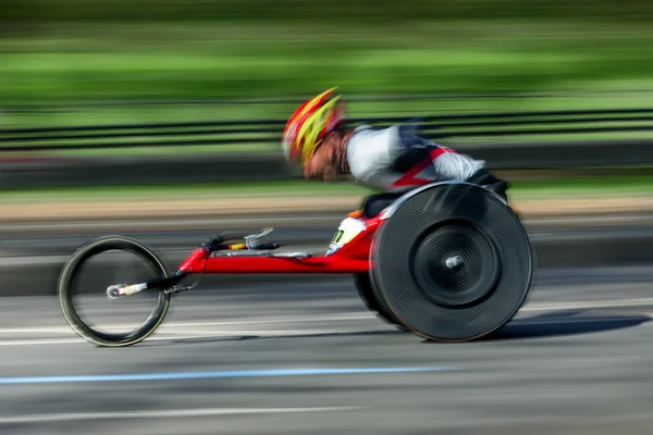 Usuarios de sillas de ruedas de competición atlética — Foto de Stock