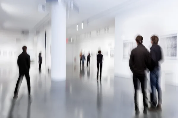 Pessoas no centro de galeria de arte — Fotografia de Stock