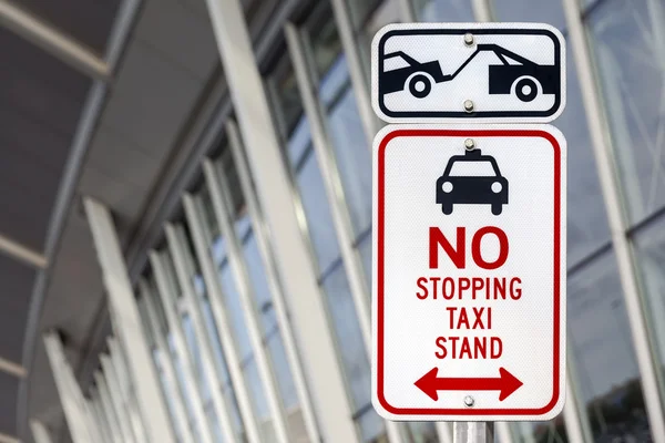 Towing sign no stopping — Stock Photo, Image