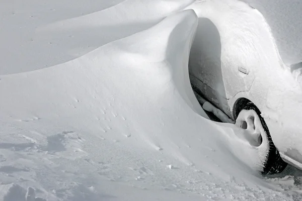 車は雪で覆われて — ストック写真