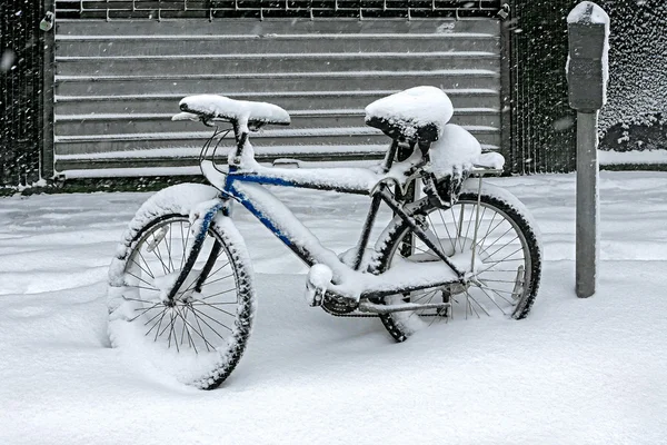 Велосипед, покрытый снегом — стоковое фото