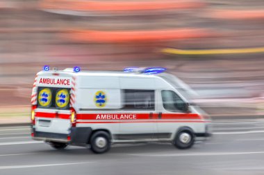 Ambulans hareket hâlinde.