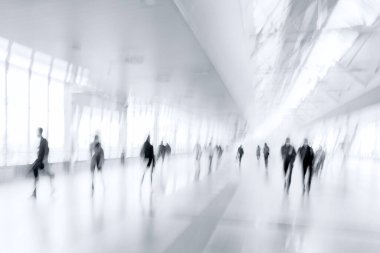 Modern bir ulaşım merkezi havaalanı otobüsünün lobisindeki insanların soyut görüntüsü ve tek renkli mavi tonda tren istasyonu.