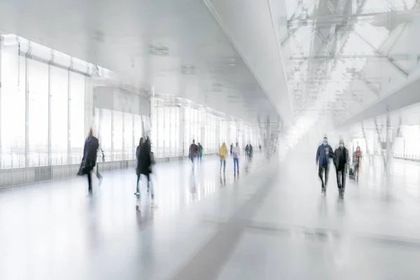 Elvont Kép Emberek Hallban Egy Modern Közlekedési Központ Repülőtéri Busz — Stock Fotó