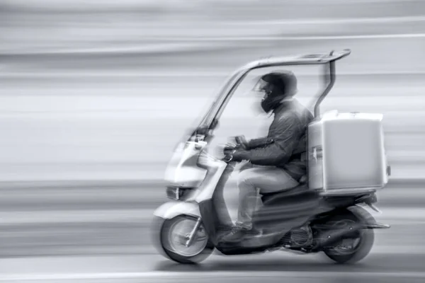 Dostawa Rowerze Motocyklu Ruchu Drogowym Miasta Rozmycie Ruchu Monochromatycznej Tonacji — Zdjęcie stockowe