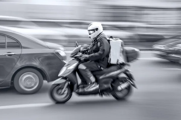 Lieferung Auf Dem Fahrrad Und Motorrad Verkehr Auf Der Stadtautobahn — Stockfoto