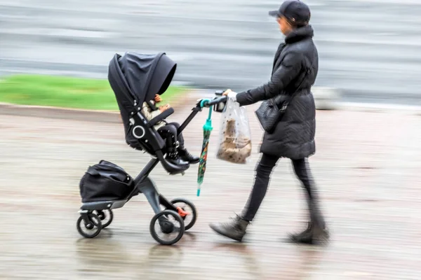 Niños Con Padres Gran Ciudad Con Fondo Borroso — Foto de Stock