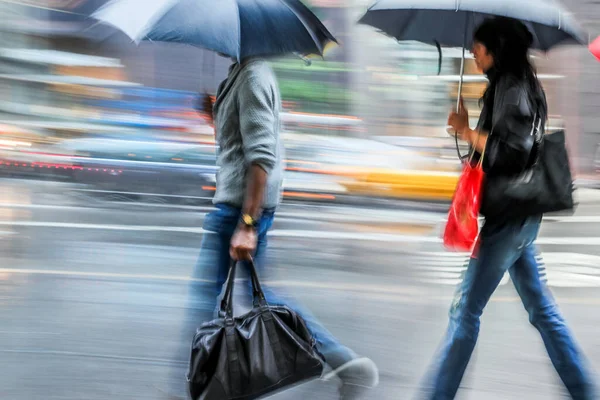 Zakenmensen Lopen Straat Een Regenachtige Dag Beweging Wazig — Stockfoto