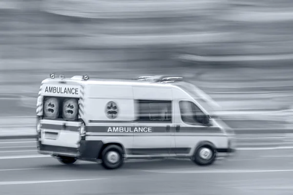 Ambulancia Coche Emergencia Movimiento Desenfoque Tonalidad Azul Monocromo — Foto de Stock