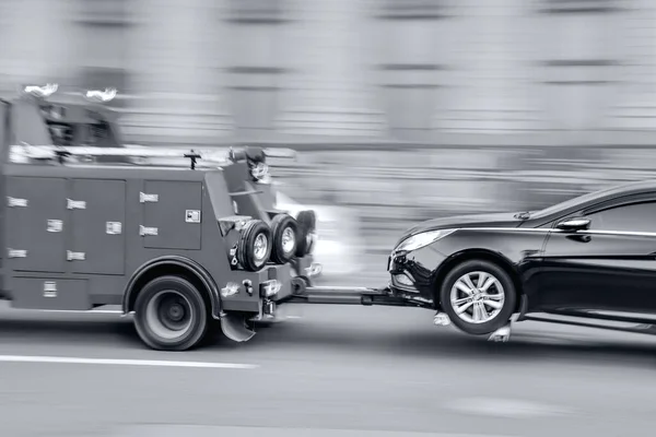 Policja Holownik Dostarcza Uszkodzony Pojazd Monochromatycznej Tonacji Niebieskiej — Zdjęcie stockowe