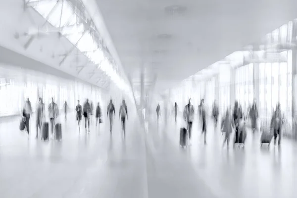 Modern Bir Ulaşım Merkezi Havaalanı Otobüsünün Lobisindeki Insanların Soyut Görüntüsü — Stok fotoğraf