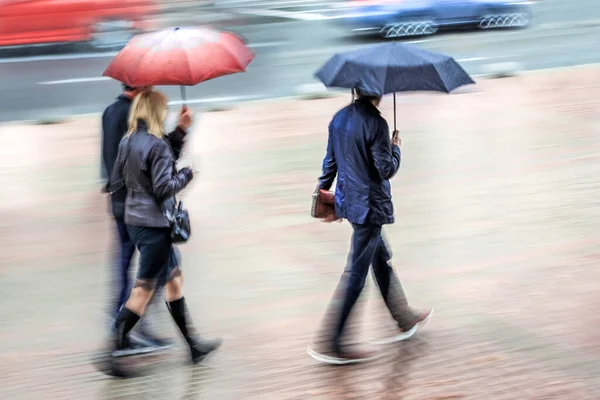 Obchodníci Procházky Ulici Deštivý Den Pohybu Rozmazané — Stock fotografie
