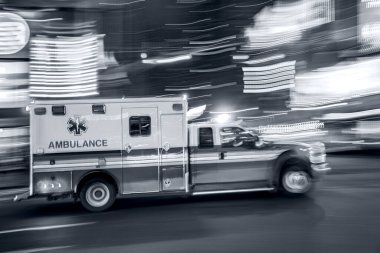 Acil durum arabasındaki ambulans gece hareket hâlinde bulanık