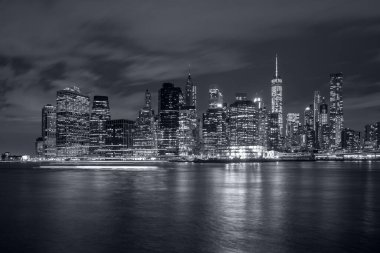 Panoramik manzara New York City Manhattan şehir merkezi gökdelenlerle dolu gece gökyüzü