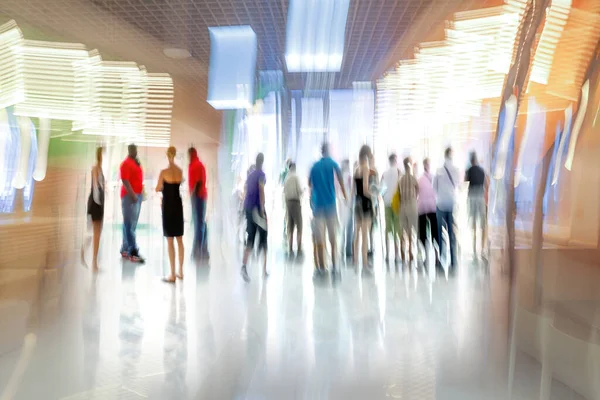 Imagen Abstracta Gente Vestíbulo Moderno Centro Negocios Con Fondo Borroso —  Fotos de Stock