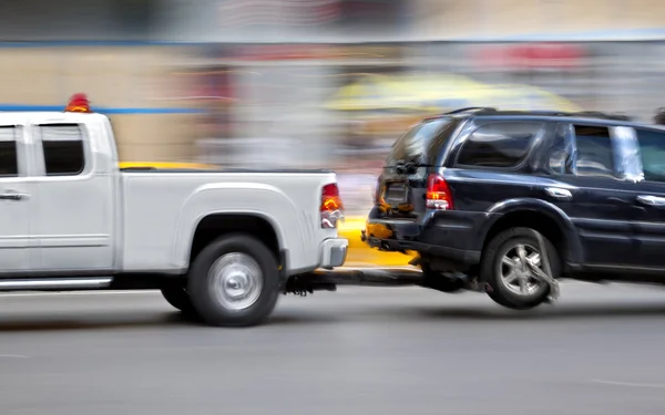 Abschleppwagen bringt das beschädigte Fahrzeug — Stockfoto