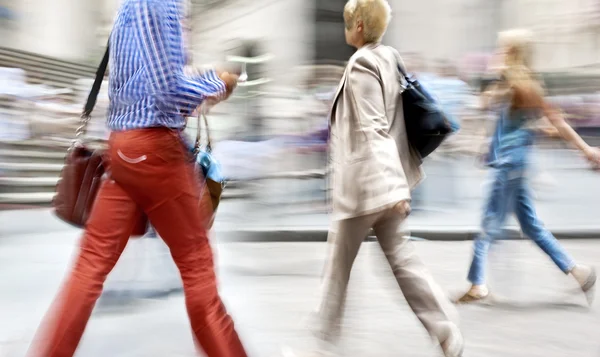 Grupp av affärsmän på gatan — Stockfoto