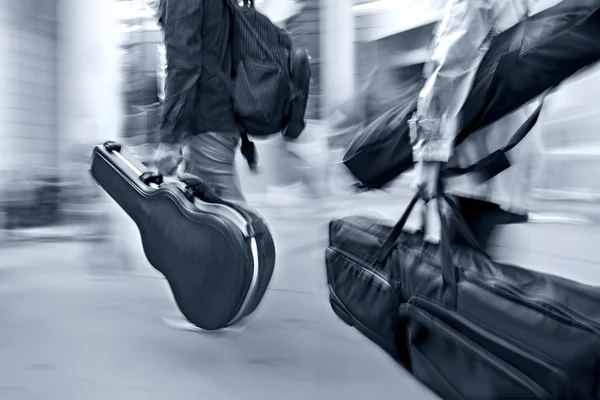 Menschen mit Musikinstrumenten auf einer Straße in der Stadt — Stockfoto