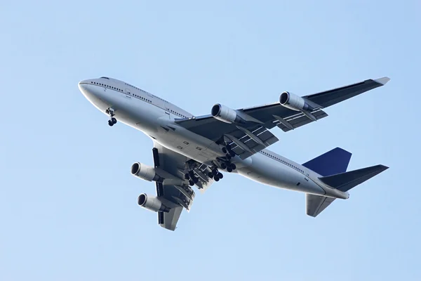 Avião voando no fundo azul céu — Fotografia de Stock