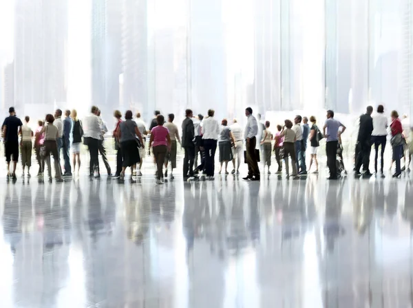 Groupe de personnes dans le lobby centre d'affaires — Photo