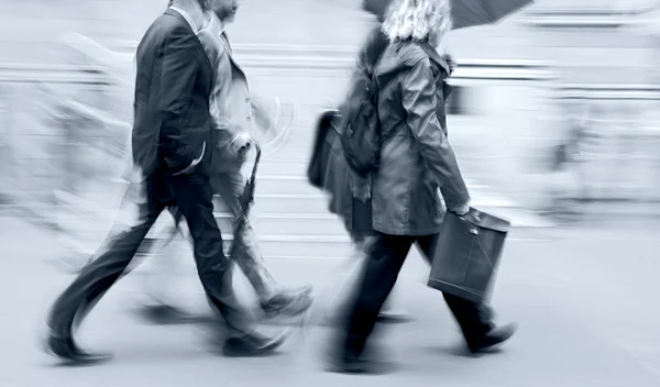 Grupp av affärsmän på gatan — Stockfoto