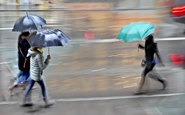 Deszczowy dzień w mieście na rozmycie ruchu — Zdjęcie stockowe