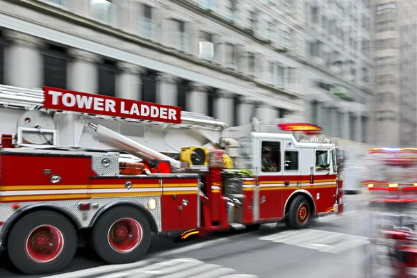 Löschfahrzeuge und Feuerwehr in der Stadt — Stockfoto