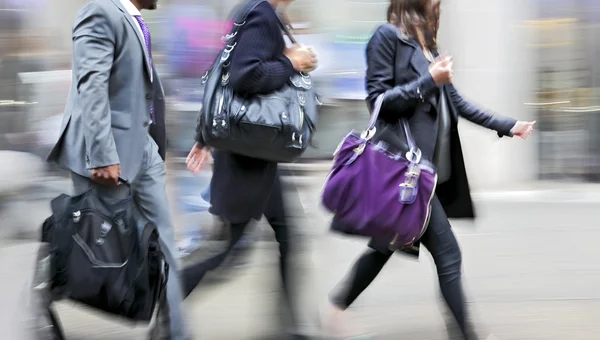 Groep van mensen uit het bedrijfsleven in de straat — Stockfoto