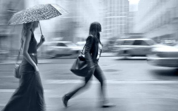 Giornata piovosa in città in movimento sfocatura — Foto Stock