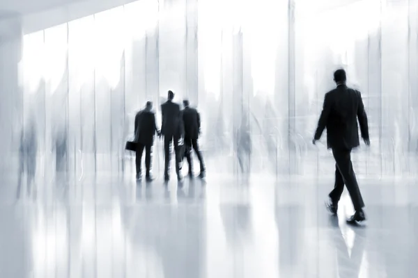 Grupo de personas en el centro de negocios vestíbulo — Foto de Stock