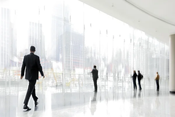 Grupo de personas en el centro de negocios vestíbulo — Foto de Stock