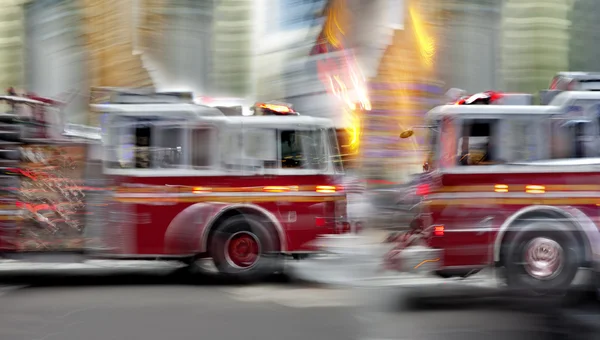 市内でトラックや消防士消防 — ストック写真